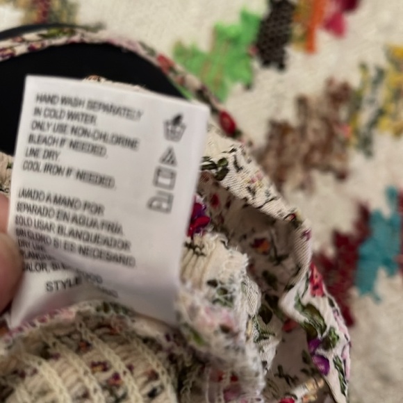 2 medium women’s tops. - Picture 6 of 7